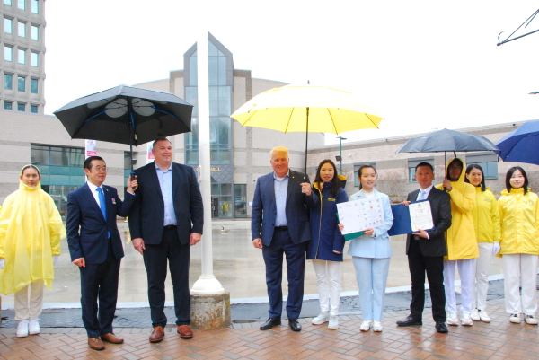 2025年5月1日，加拿大安省巴里市市政府前，市長主持法輪大法旗升旗儀式，慶祝世界法輪大法日33週年。（圖片來源：Epoch Times）