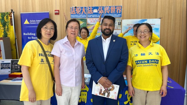 法輪功學員與弗州州參議員薩達姆·阿茲蘭·薩利姆