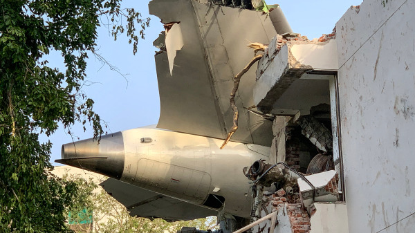 2025年6月12日，印度航空171班機在艾哈邁達巴德機場附近的居民區墜毀。