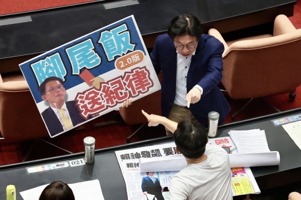 圖為民進黨立委質疑黃國昌播偵訊示範帶違法。（圖片來源：中央社）