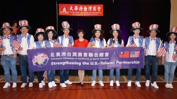 年會中，白越珠與共同輔助她執掌新一屆北美臺商聯合總會的理事顧問團隊的華府兄弟姊妹們合影