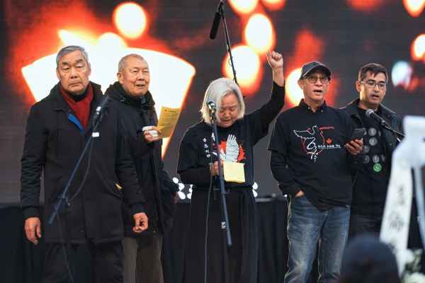 2025年6月1日晚，多倫多支聯會在北約克賴士民廣場舉辦六四36週年紀念晚會。圖為多倫多支聯會歷任主席和嘉賓領唱《自由花》（看中國特約攝影Jerry攝）