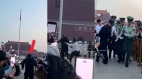 “六四”36周年天安门罕见一幕 黑衣男冲向升旗禁区被捕(图)