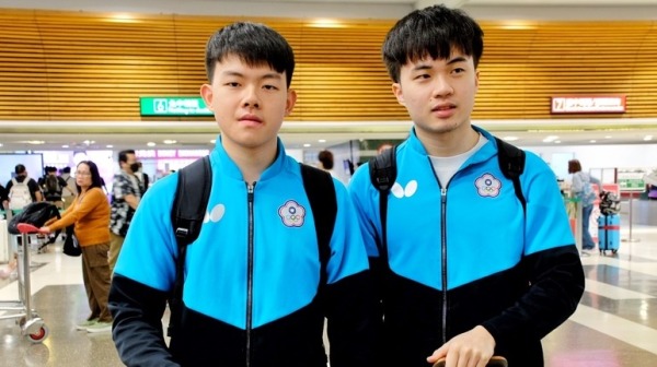 台灣桌球男雙組合林昀儒（右）、高承睿（左）25日在世錦賽奪銀，桌球代表隊27日返台