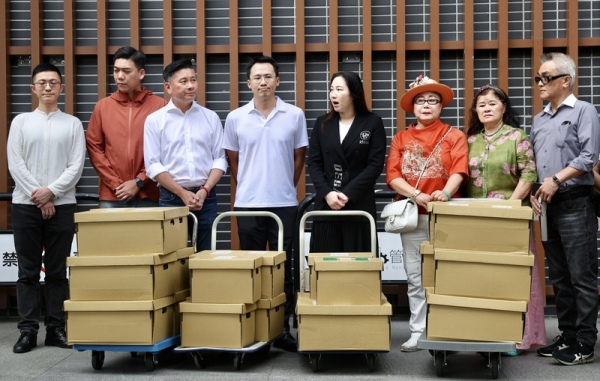 罷免綠委吳思瑤團隊7日下午送件，因領銜人張克晉未到場遭選委會拒收。圖為新黨台北市議員侯漢廷（左起）、罷團召集人賴苡任、國民黨台北市黨部代理主委戴錫欽、罷團備補領銜人詹嘉文、國民黨台北市議員林杏兒。