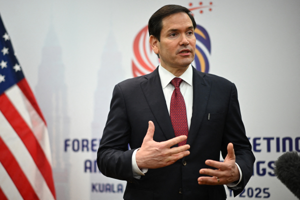 美國國務卿馬爾科．盧比奧（Marco Rubio）於2025年7月10日在吉隆坡會議中心出席第58屆東南亞國家聯盟（東盟）外長會議及相關會議期間參加媒體簡報會。