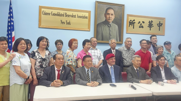 共和黨紐約市長候選人柯蒂斯．斯利瓦和部分華人社區成員合影。（攝影/看中國/Judy）
