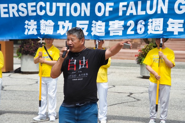 中國民主黨加拿大委員會主席余厚強在720集會上發言（看中國特約攝影Jerry）