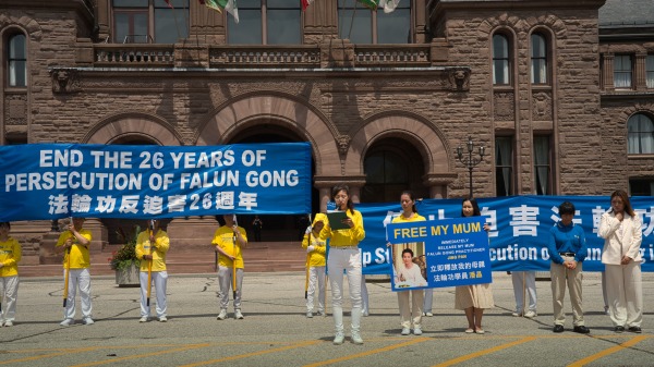 多倫多法輪功學員張春艷在2025年7月13日舉辦的720反迫害集會上發言（看中國特約攝影Jerry攝）(16:9)