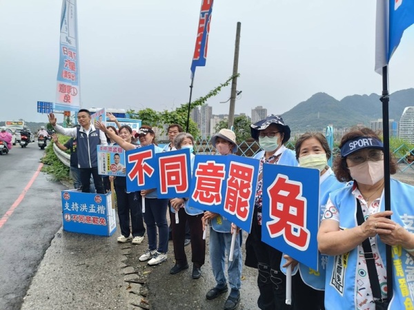 圖為國民黨立委洪孟楷陣營訴求民意反罷免。