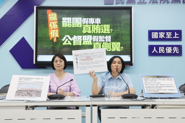 國民黨立委陳玉珍（右）、翁曉玲（左）14日舉行記者會，質疑罷團返鄉投票專車涉賄選，呼籲檢調盡快調查。