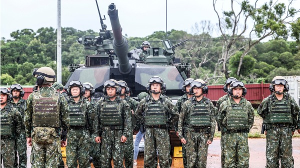 2025年7月10日，台灣陸軍軍官在新竹參加首批美製先進M1A2T「艾布拉姆斯」戰車的實彈射擊訓練。此次訓練與年度漢光軍演分開進行。 7月9日，台灣啟動了其歷史上規模最大的軍事演習，常規部隊與預備役軍人一起參與了為期10天的訓練，旨在防禦中共入侵。(16:9)
