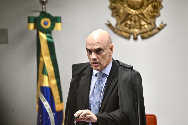 巴西最高法院法官亞歷山大．德莫賴斯（Alexandre de Moraes）於2025年6月9日在巴西利亞發表講話，期間對前總統雅伊爾．博索納羅（Jair Bolsonaro）及其支持者發起指控，稱其涉嫌於2023年1月發動政變，但這一指控備受爭議，許多人認為這是對博索納羅的政治打壓。