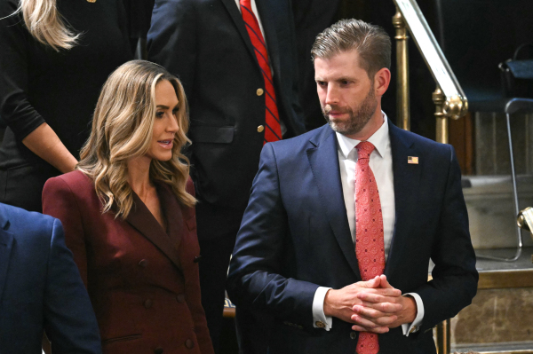 拉拉·川普（Lara Trump）与埃里克·川普（Eric Trump）于2025年3月4日抵达位于华盛顿特区的美国国会大厦众议院会场，出席美国总统唐纳德·川普在国会联席会议上的讲话。