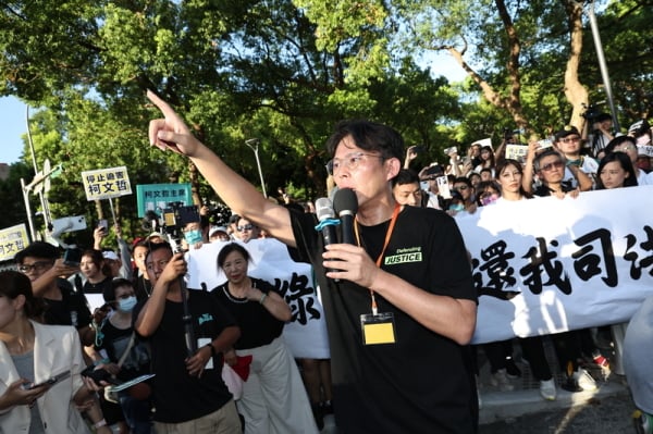 彭振聲妻子1日上午輕生，台灣民眾黨下午赴北檢外集結聲援前台北市長柯文哲，黨主席黃國昌（前）高喊口號聲援。