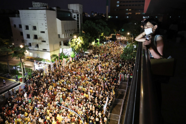反共护台志工联盟19日晚间在立法院旁举办“重返青岛–护国保台晚会”，现场涌入大批人潮，高喊“罢免投同意、反共更有力”等口号。