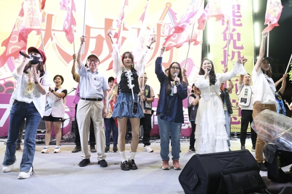 联电创办人曾兴诚（前左2）跟罢团代表一同摇旗呐喊，期许大罢免、大成功。