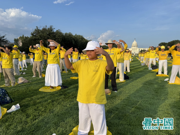 當晚，約1,500名華盛頓DC及美東地區的中西族裔法輪功學員齊聚國家大草坪（National Mall）舉行集體煉功及燭光夜悼