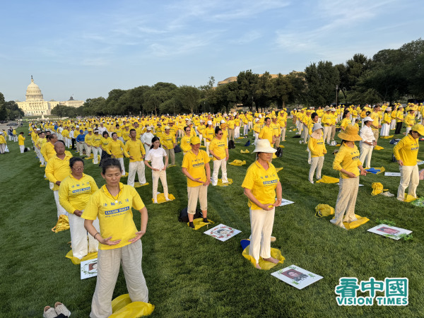 當晚，約1,500名華盛頓DC及美東地區的中西族裔法輪功學員齊聚國家大草坪（National Mall）舉行集體煉功及燭光夜悼