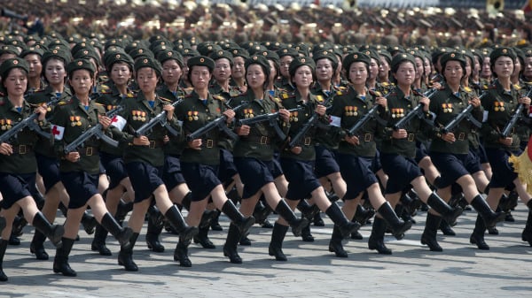 2013年7月27日，朝鮮女士兵在平壤金日成廣場舉行的紀念韓戰停戰60週年的閱兵式上列隊行進。