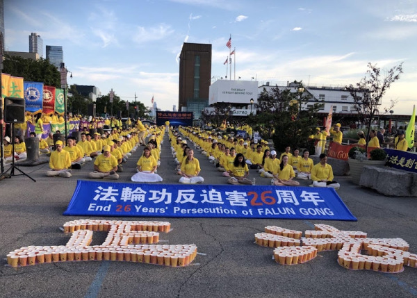 7月20日傍晚，大纽约地区部分法轮功学员聚集在曼哈顿中领馆前、哈德逊河畔，进行集体炼功，并悼念26年来为坚守信仰而被中共迫害致死的法轮功学员。