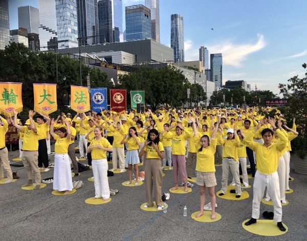 7月20日傍晚，大纽约地区部分法轮功学员聚集在曼哈顿中领馆前、哈德逊河畔，进行集体炼功，展示五套功法。