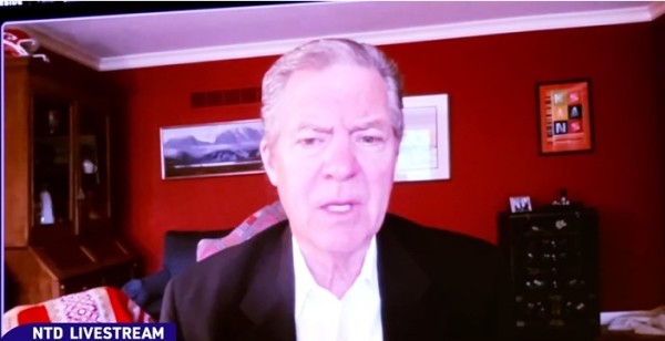 透過視頻發言的前美國宗教自由大使山姆‧布朗巴克（Sam Brownback）