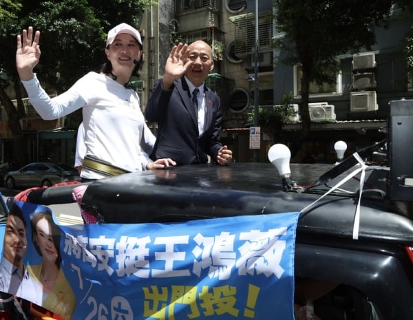立法院长韩国瑜陪蓝委王鸿薇车队扫街。（图片来源：中央社）