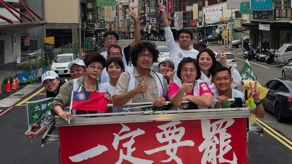 罷免投票前夕，竹市罷團攜手綠營一起車掃催票。