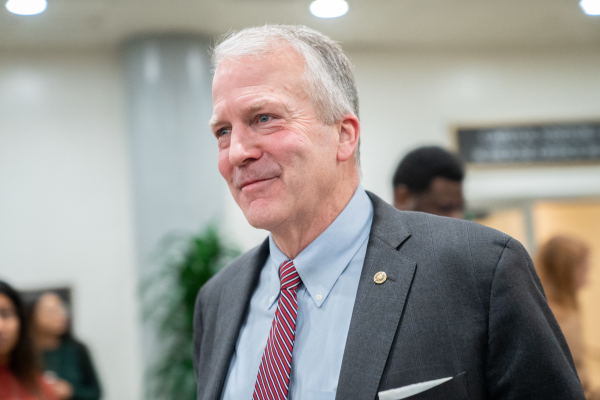 美國阿拉斯加州共和黨參議員丹．沙利文（Dan Sullivan）於2025年1月9日在華盛頓特區的美國國會投票支持《萊肯．賴利法案》（Laken Riley Act）