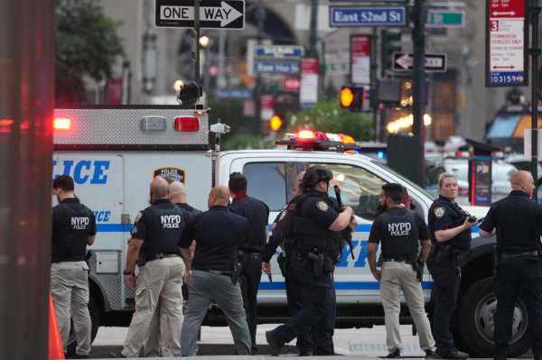 2025年7月28日，紐約市警察局（NYPD）警員在曼哈頓中城地區應對槍擊事件。