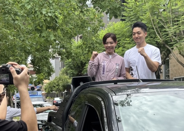 國民黨籍台北市長蔣萬安（右1），5日赴新竹市力挺停職中的新竹市長高虹安。（圖片來源：中央社）