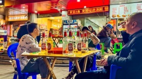 中國消費降級五星級飯店群起擺地攤(圖)