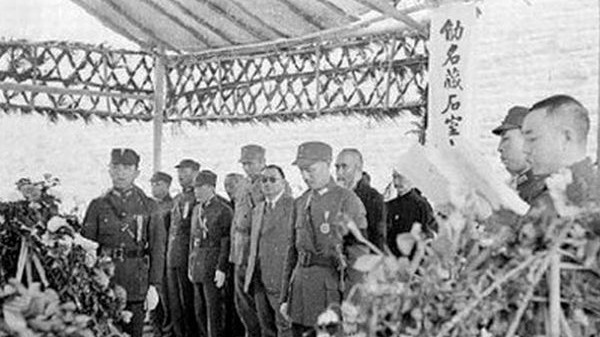 1940年5月28日蔣介石、馮玉祥、孫科、于右任、孔祥熙等在重慶儲奇門碼頭祭奠張自忠將軍靈柩。