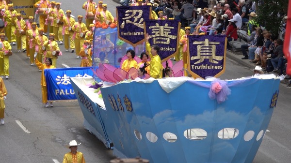 法輪大法法船花車（看中國特約攝影Melody攝）