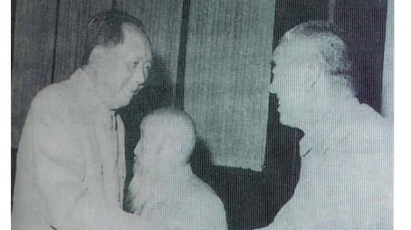 1960年 毛泽东和邓宝珊见面时留影
