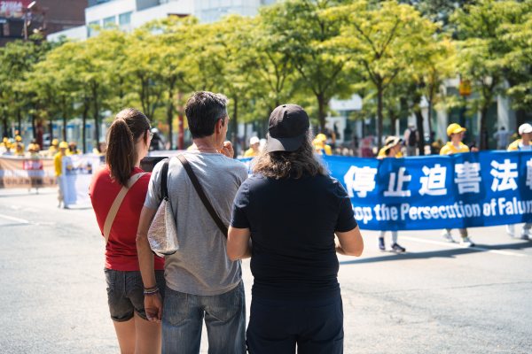 路人观看游行