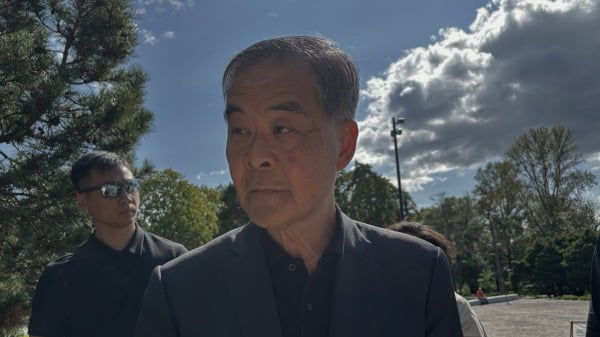 梁振英