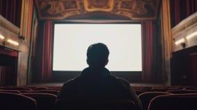 一名男子的生命回放靈魂在電影院裡(圖)