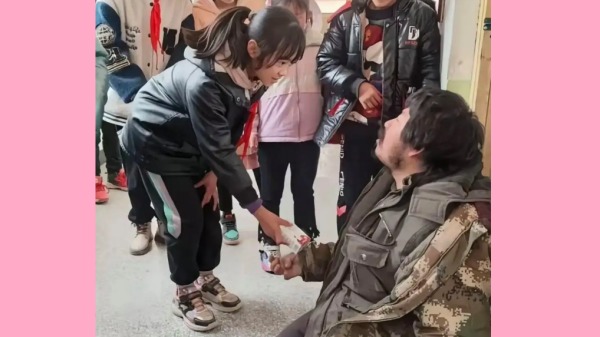 2023年，殘疾拾荒者胡雷做公益時，與薛姓小女孩之間的互動溫馨感人。