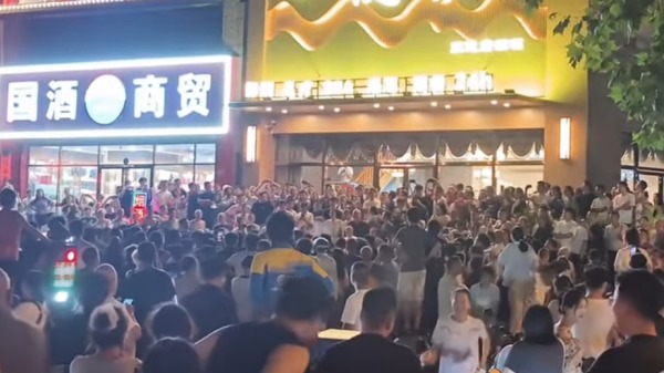 8月25日，湖北武漢金地廣場爆發激烈的警民衝突。