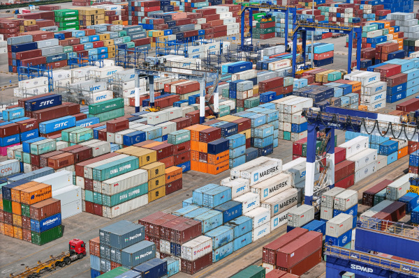 2025年4月3日,貨櫃堆放在中國山東省煙臺市的一個港口。