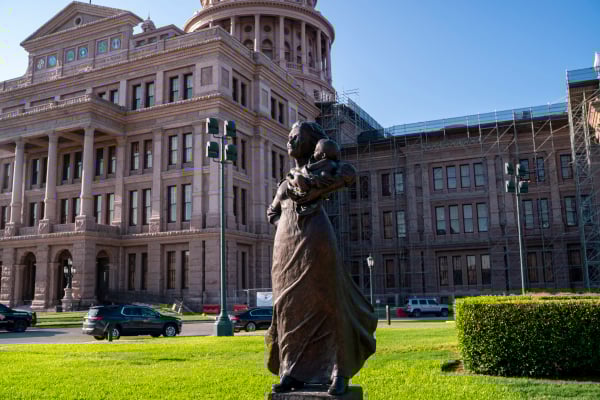 2023年9月26日，名為「德州拓荒女性」（Texas Pioneer Woman）的銅像矗立在德克薩斯州奧斯汀的州議會大廈前。