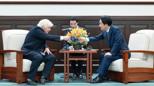 前英国首相强生（Boris Johnson）今日受邀出席凯达格兰论坛、印太安全对话活动，喊话各国与台湾同在，“绝不能向北京低头”，并与总统赖清德同框。