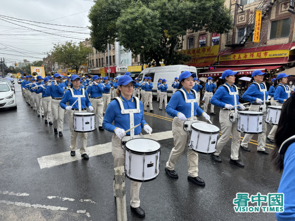 2025年9月7日，大紐約地區部分法輪功學員逾千人，及法輪功支持者冒著風雨，在紐約第三大華人社區─布魯克林八大道舉行盛大遊行