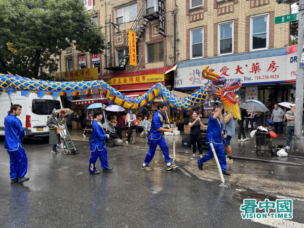 2025年9月7日，大紐約地區部分法輪功學員逾千人，及法輪功支持者冒著風雨，在紐約第三大華人社區─布魯克林八大道舉行盛大遊行
