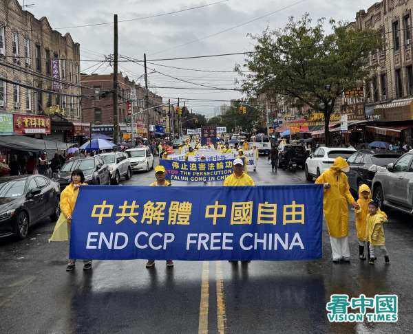 2025年9月7日，大紐約地區部分法輪功學員逾千人，及法輪功支持者冒著風雨，在紐約第三大華人社區─布魯克林八大道舉行盛大遊行