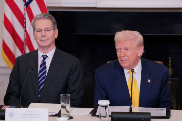 2025年3月7日,美國財政部長貝森特和美國總統川普出席在華盛頓特區白宮國宴廳舉行的白宮數位資產高峰會。