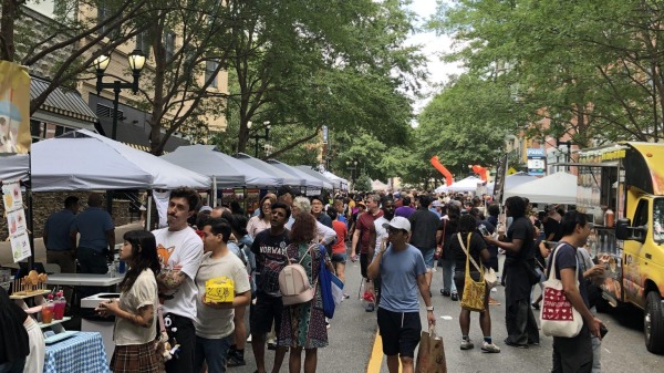 在洛城市中心廣場參加台灣珍珠奶茶節活動的人群。