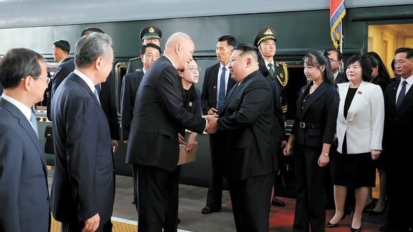 朝鲜官媒朝中社在9月2日晚间报导称，金正恩同志在9月2日当地时间下午16时抵达北京。当天朝中社发布的照片显示，金正恩委员长的女儿金主爱也随行。